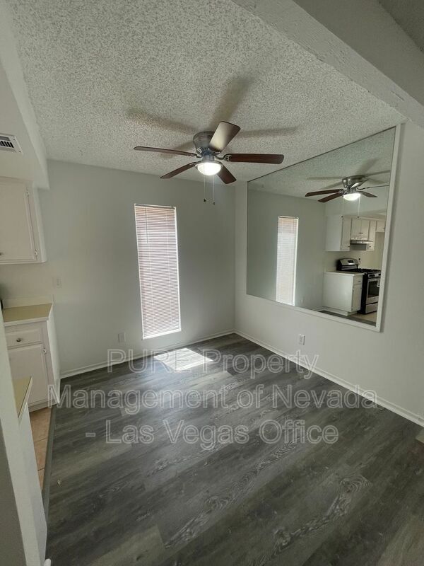 Building Photo - 1405 E Vegas Valley Dr
