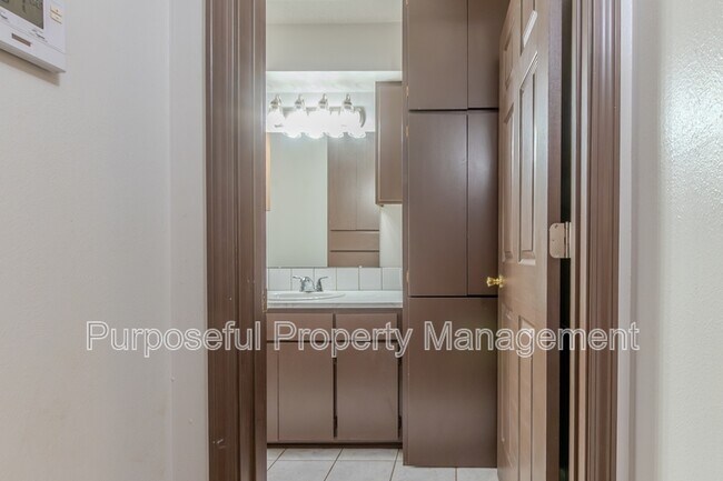 Building Photo - 516 N Ponca Ave