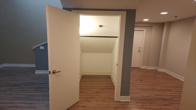 Building Photo - Elevate Your Lifestyle, Stunning 3-Bedroom Loft in Evanston