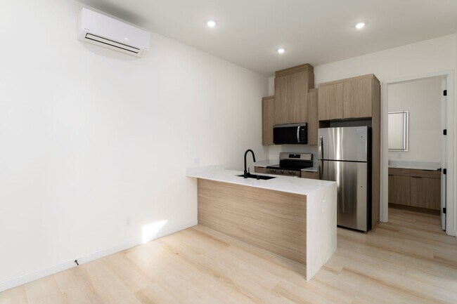 Building Photo - Top Floor, Laundry, Luxurious and Newly Built