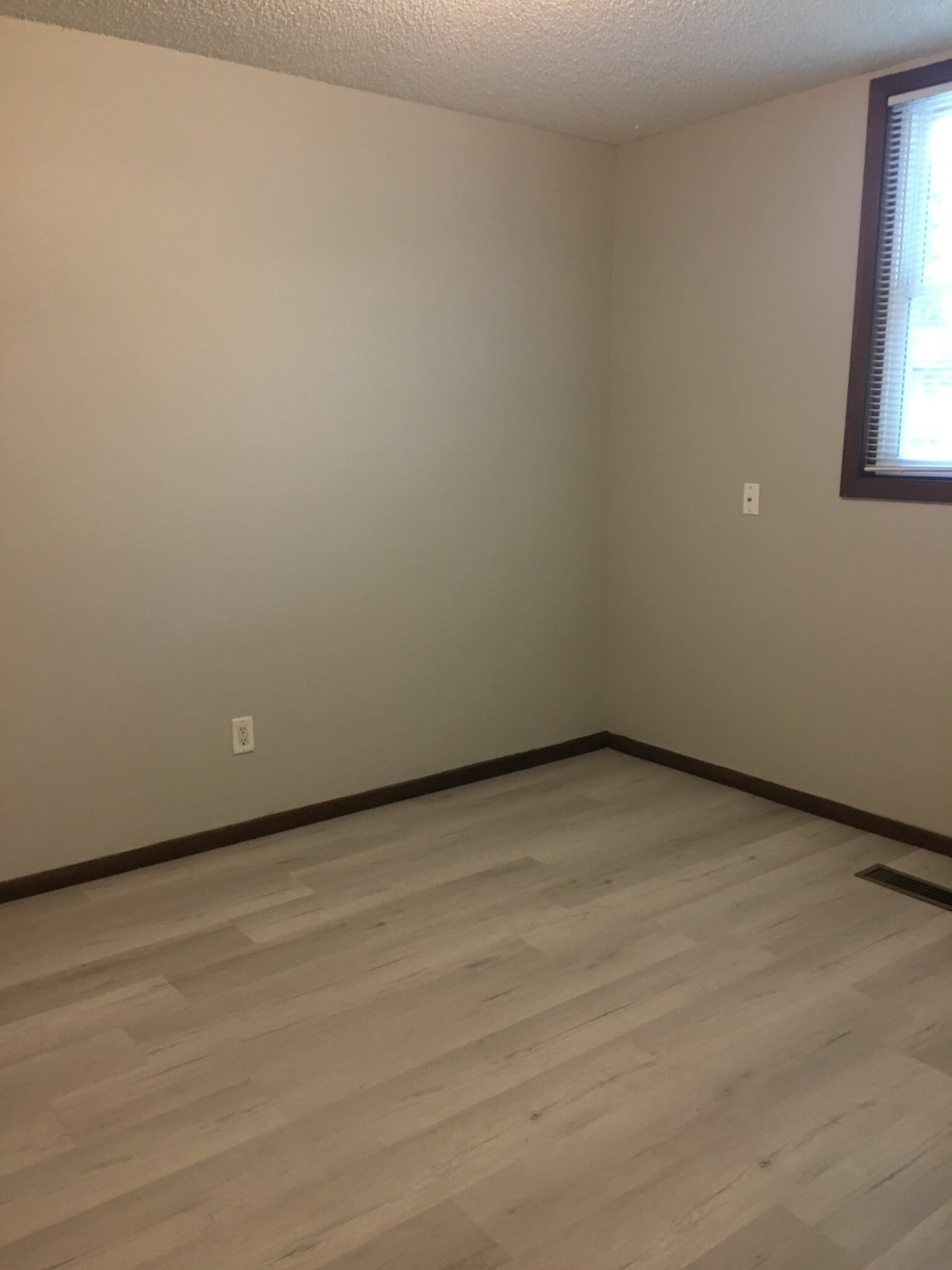 Building Photo - 1460 Eastview Dr