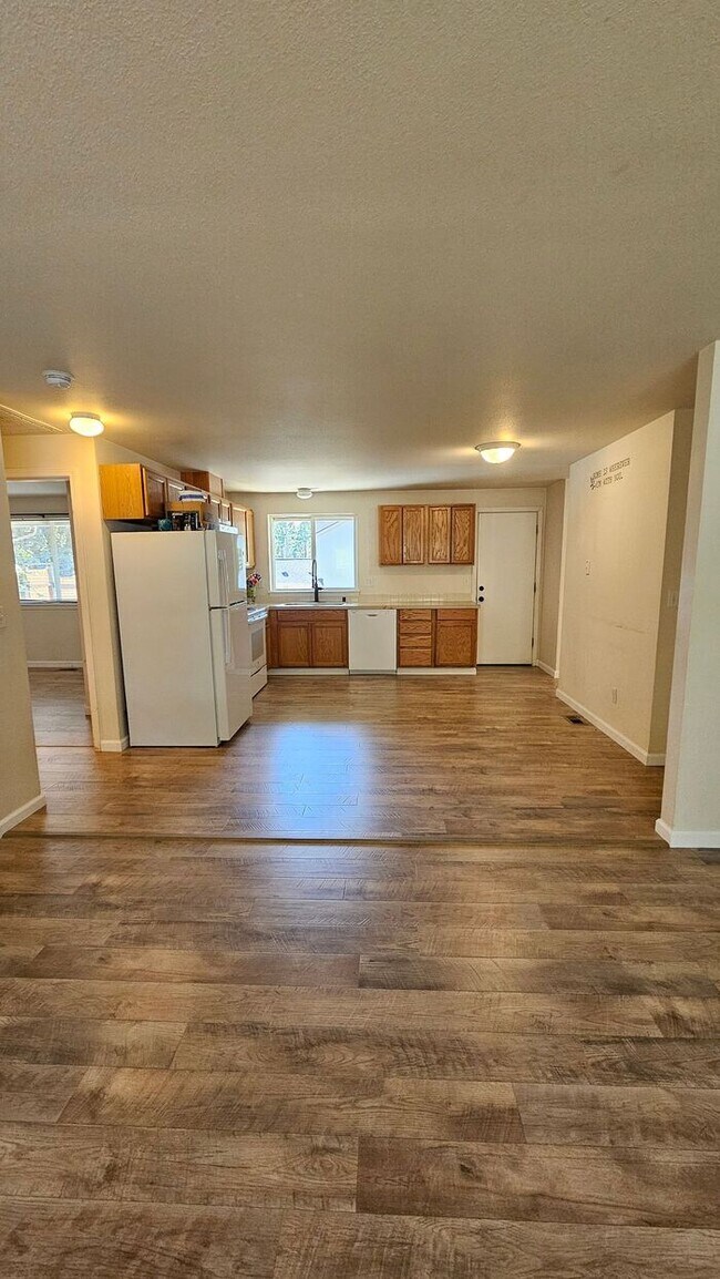 Building Photo - Spacious Duplex with large fenced yard