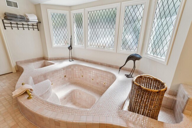 Building Photo - 716 Oak Point