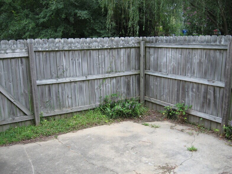 Building Photo - 3605 Pine Knoll Dr
