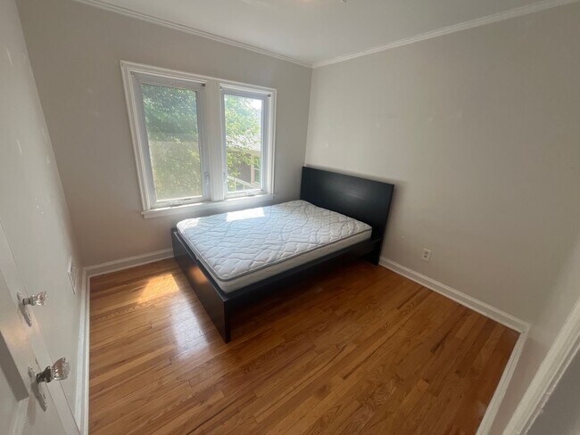 Building Photo - 3BR Duplex Midtown- June 1 move-in