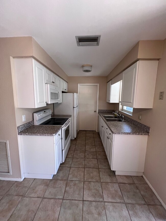Building Photo - Charming 3-Bed, 2 Bath Home in Waterway Es...