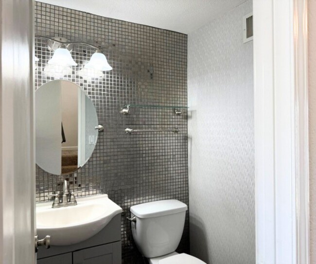 Building Photo - Available Now! Beautiful Updated Townhome in Desirable Northwood Commons | 3 Bed, 2.5 Bath