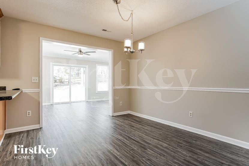 Building Photo - 6700 River Hills Dr