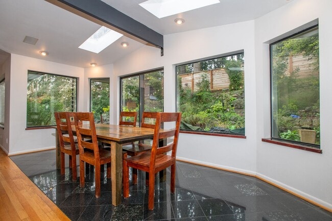 Building Photo - Magnolia 4 bedroom, 3 bathroom