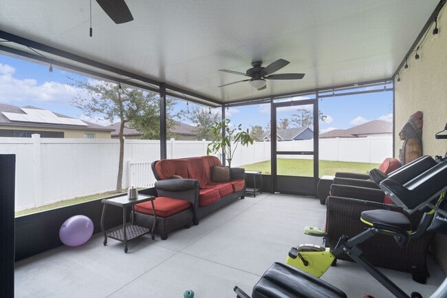 Building Photo - FULLY FENCED BACK YARD!