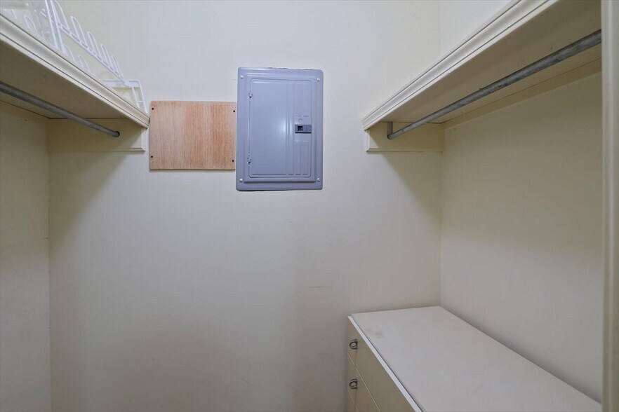 Building Photo - 1332 Roxbury Ct