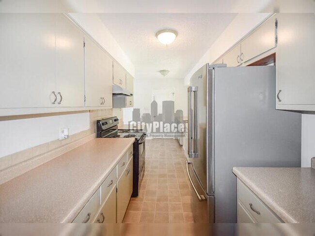 Building Photo - 636 Oak Dr