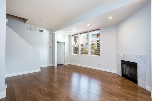 Building Photo - Stunning 4 Level Condo in Little Italy