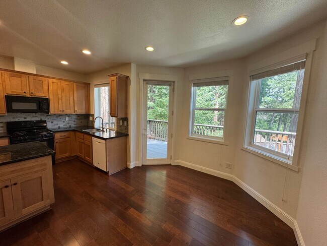 Building Photo - Beautiful Home in Felton