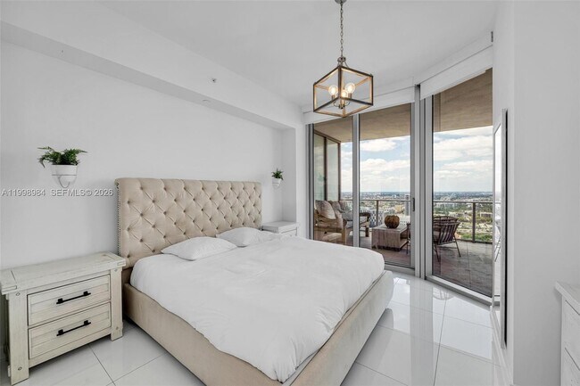 Building Photo - 851 NE 1st Ave