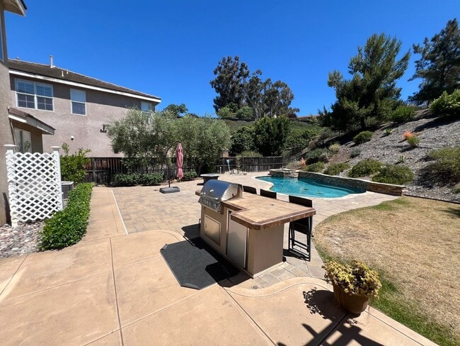 Building Photo - Beautiful Family Home With Pool