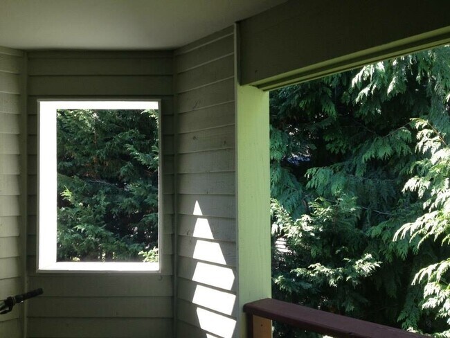 Building Photo - Beautiful Townhome Style Condo Harbour Pointe / Mukilteo