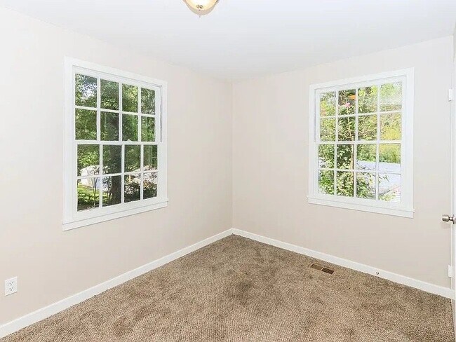 Building Photo - 4584 Shadow Lawn Dr
