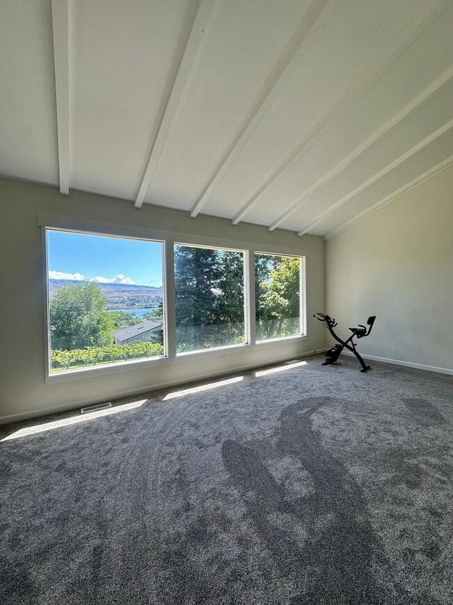 Building Photo - Stunning 3 Bedroom and 3 Bathroom Home, La...
