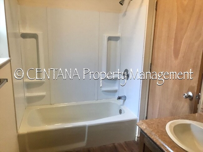 Building Photo - Cozy 2 bedroom Bungalow!