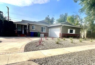 Building Photo - Freshly Renovated Gem with Incredible Floo...