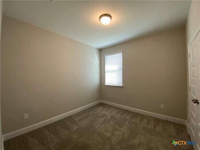 Building Photo - 1331 Hillsong St