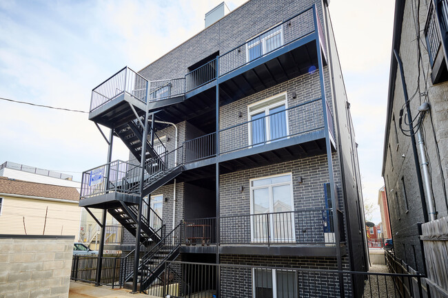 Building Photo - 1338 W Cullerton St