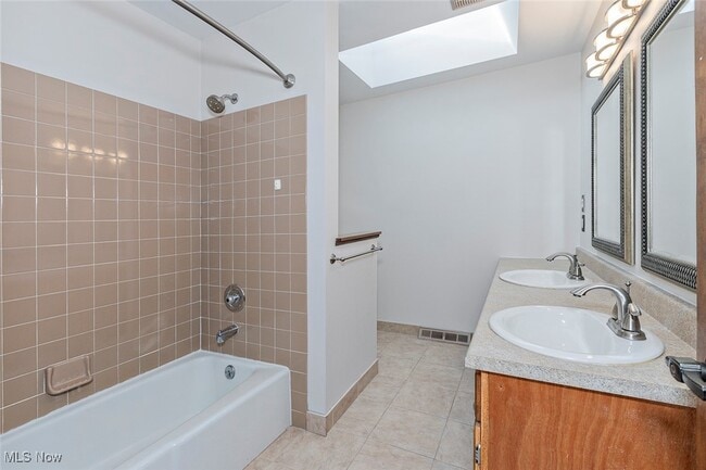 Building Photo - 6235 Sunnywood Dr