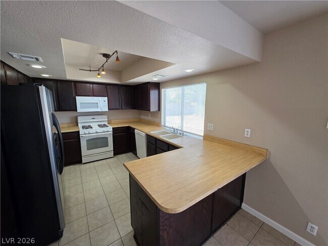 Building Photo - 1745 Mt Hood St