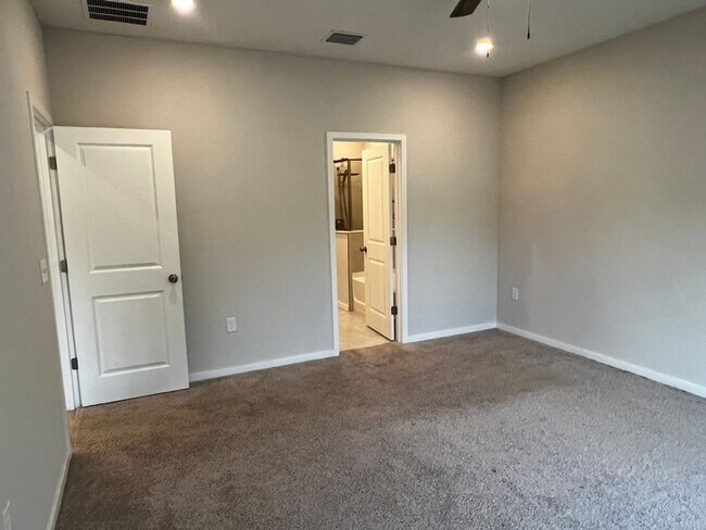 Building Photo - 204 Park View Ln