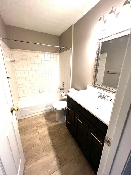 hall bath - 7680 Scioto Ct