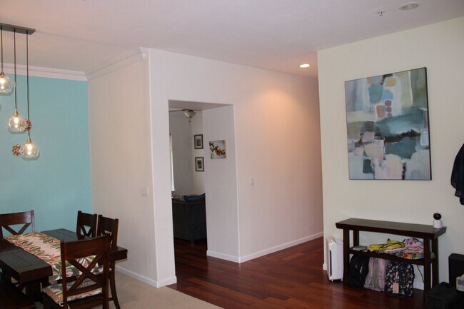 Building Photo - Gorgeous Single Story 3 Bedroom, 2 Bath wi...