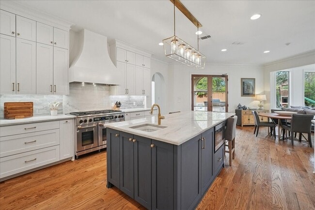 Building Photo - 6807 Lupton Dr