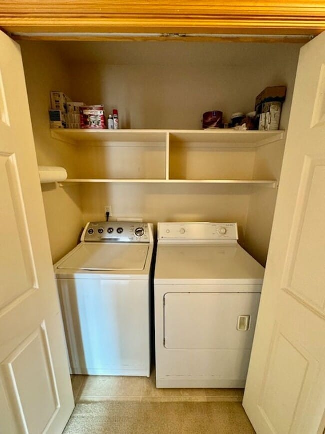 Building Photo - 2 Bedroom, 2 Bathroom Townhouse