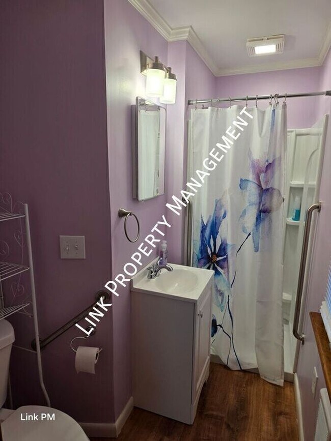 Building Photo - 3731 Knollwood Dr