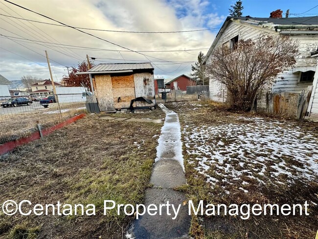 Building Photo - Cozy 2 bedroom 1 bathroom home in a centra...