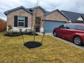 Building Photo - 4947 Oakwood Dr