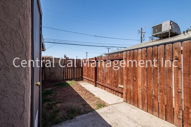 Building Photo - 1313 E Planz Rd