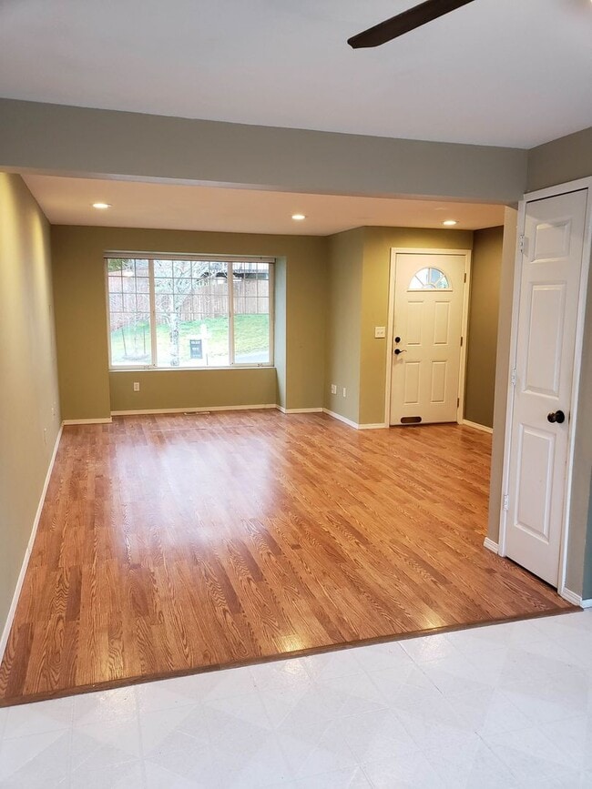 Building Photo - Beautiful Three Bedroom Centrally Located!