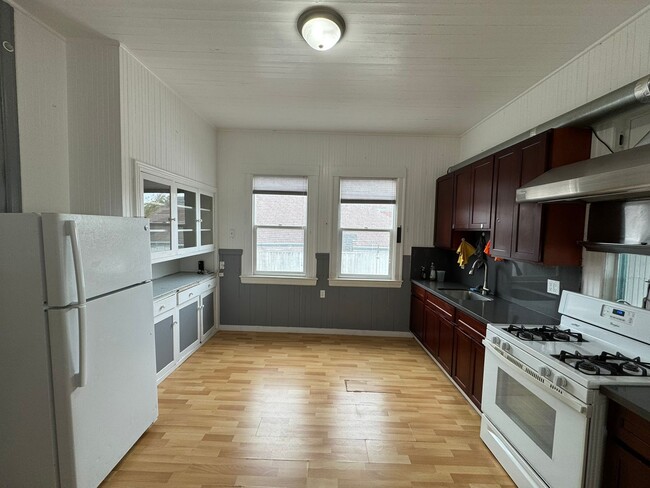 Building Photo - Three Bedroom House in Visitacion Valley