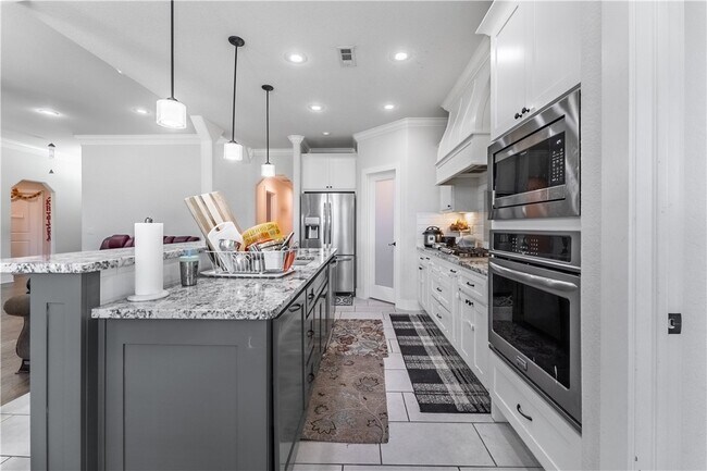 Building Photo - 1100 Huntleigh Dr