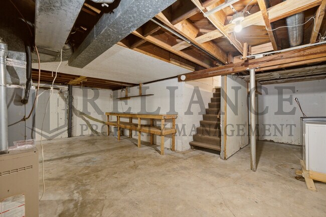 Building Photo - 374 N Hillcrest St