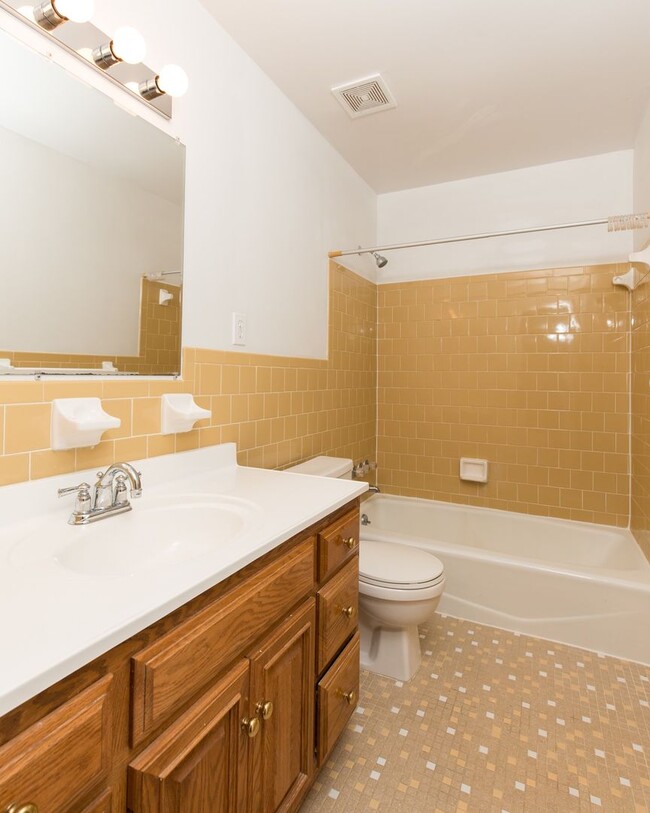 Building Photo - Wonderful Westend Townhome