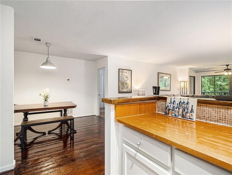 Building Photo - 3307 Pine Heights Dr NE