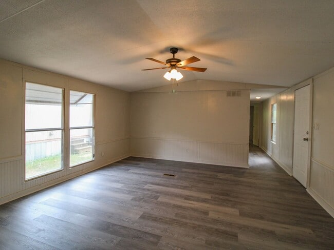 Building Photo - Nice Country Setting with Hill View!