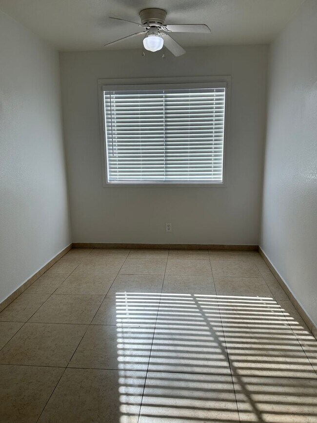 Building Photo - 2 Bedroom / 1 Bath Apartment for Rent