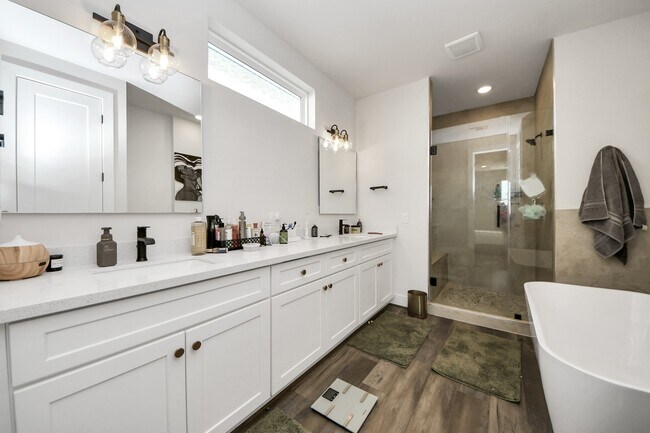 Building Photo - 3905 B Pinemont Dr