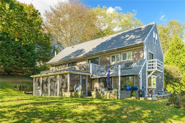 Building Photo - 140 Connection St