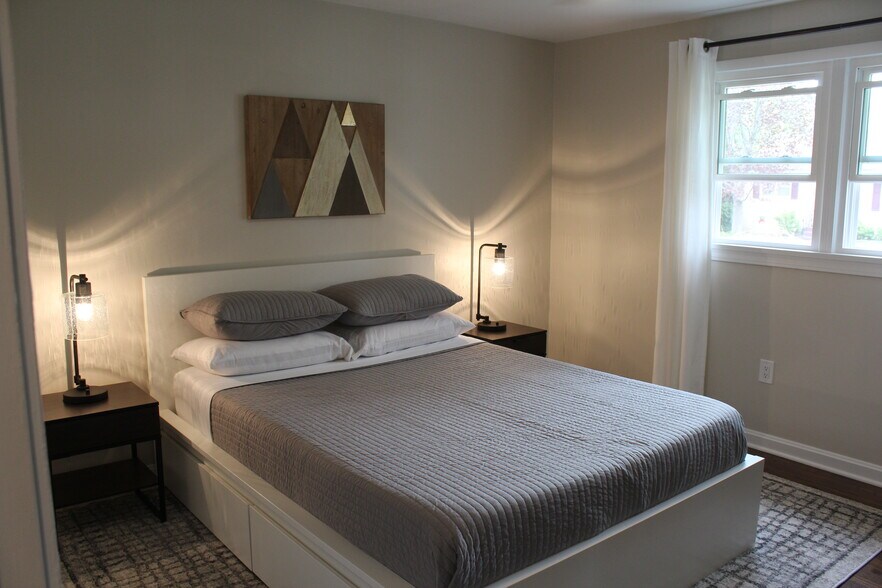 Building Photo - 1130 W 35th St