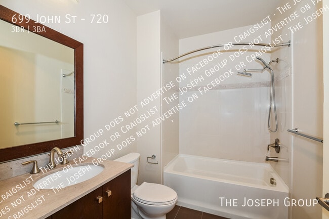 Building Photo - 699 John St